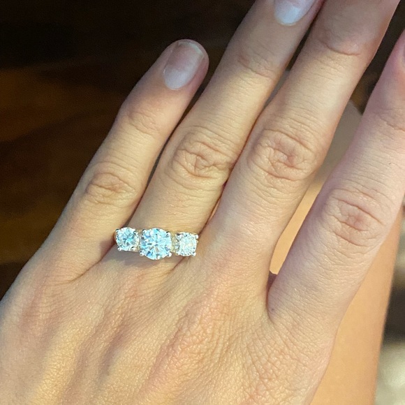 3 stone moissanite diamond ring 2 carats - Picture 3 of 7